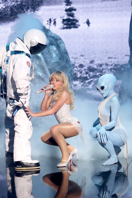 Ariana Grande Alien Porn - Sabrina Carpenter Makes Out With Alien During VMAs Performance | HuffPost  Entertainment