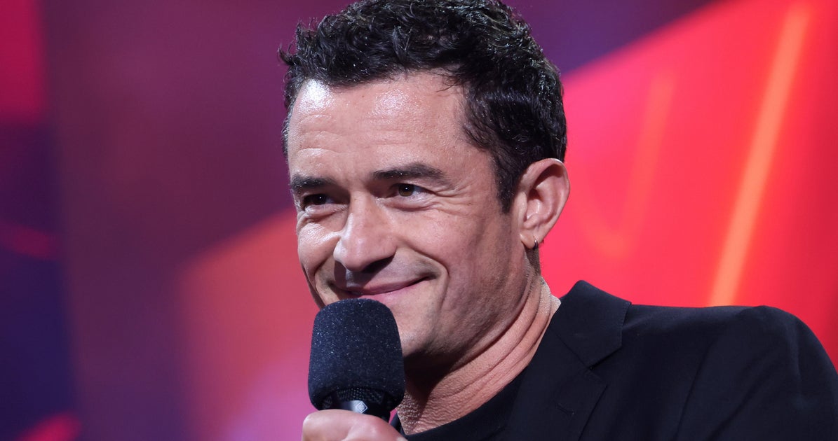 NextImg:Orlando Bloom Had A MOMENT As Katy Perry, Doechii Nearly Kissed Onstage At VMAs
