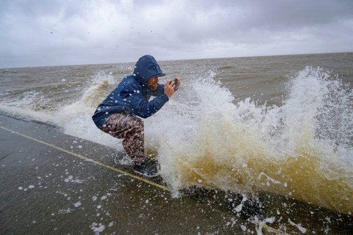 Conrad Bach taucht in Seewasser ein, während er am 11. September 2024 am Lakeshore Drive entlang des Lake Pontchartrain in New Orleans die Wellen betrachtet, die durch Wind und Regen vom Hurrikan Francine erzeugt werden.