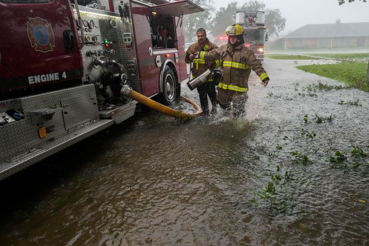 Feuerwehrleute von Morgan City reagieren auf einen Hausbrand während des Hurrikans Francine in Morgan City, Louisiana, am 11. September 2024.