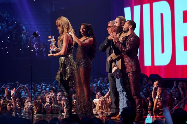 Η Taylor Swift παραλαμβάνοντας το βραβείο για το Βίντεο της Χρονιάς, MTV Video Music Awards, 11 Σεπτεμβρίου, Νέα Υόρκη. (Photo by Kevin Mazur/Getty Images for MTV)