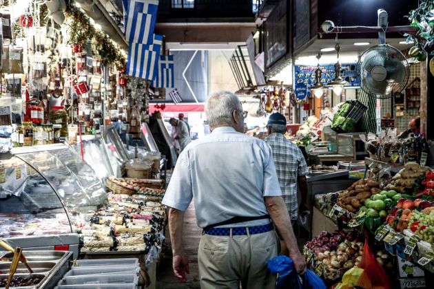 Καταναλωτές κάνουν τα απαραίτητα ψώνια σε κάποια αγορά της Αθήνας.