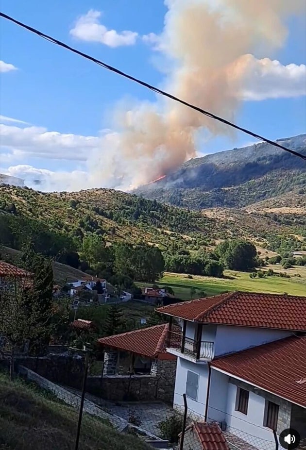 Μαίνεται η φωτιά στη Βλάστη