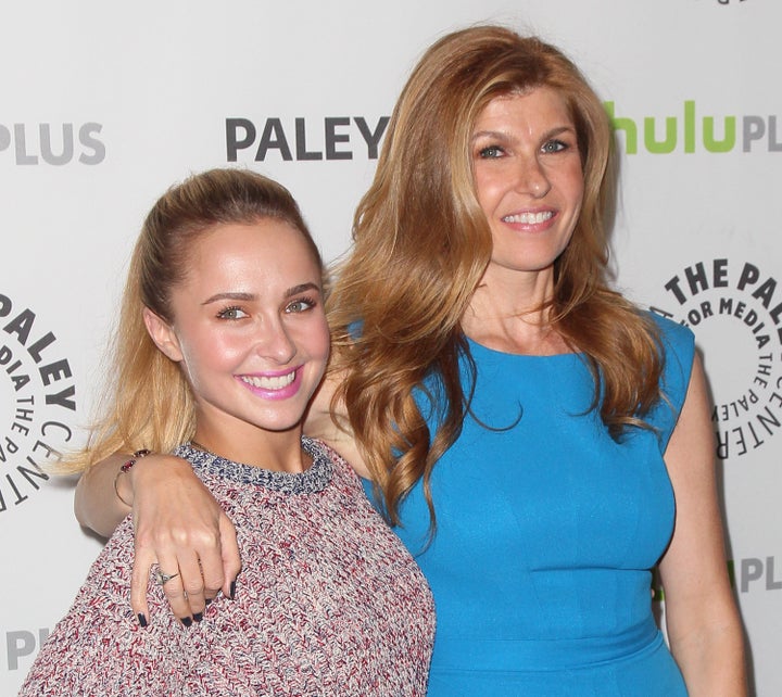 Hayden Panettiere (links) und Connie Britton treten 2013 in Beverly Hills, Kalifornien, für eine Tribute-Veranstaltung auf. "Nashville."