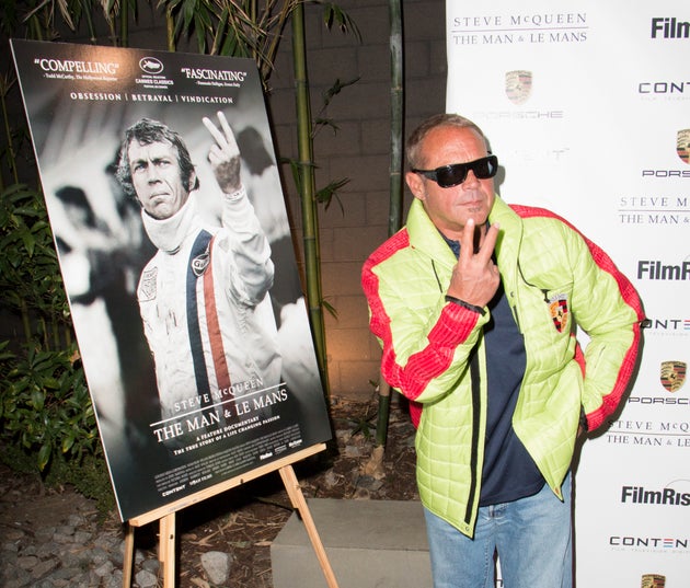 Δίπλα στην αφίσα της ταινίας όπου απεικονίζεται ο πατέρας του. (Photo by Tasia Wells/FilmMagic)