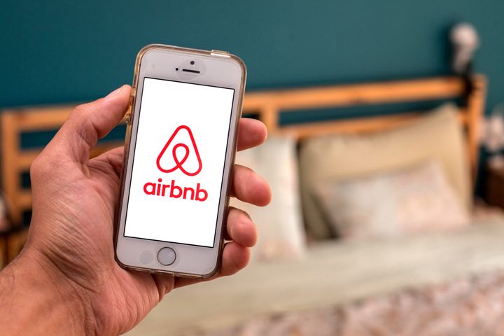 Το logo της Airbnb σε εφαρμογή κινητού 