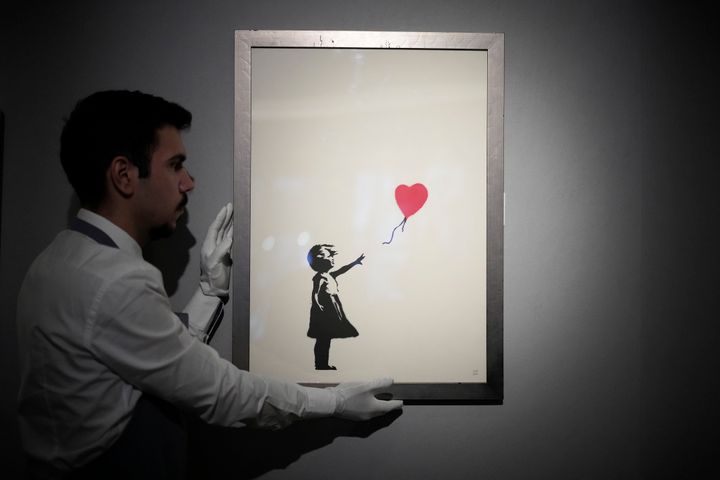 Το «Κορίτσι με το Μπαλόνι» του Banksy, στον οίκο δημοπρασιών Bonhams, 8 Νοεμβρίου 2021. (AP Photo/Matt Dunham, File)