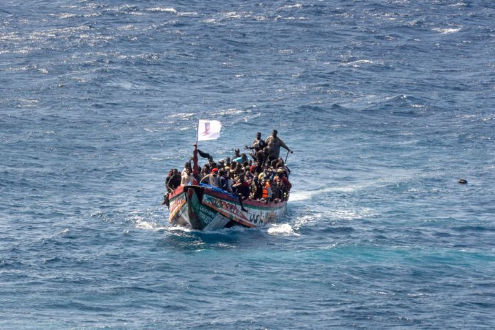 Mετανάστες συνωστίζονται σε μια ξύλινη βάρκα καθώς πλέουν προς το λιμάνι La Restinga στο νησί El Hierro, Ισπανία, 18 Αυγούστου 2024 Φωτογραφία (AP. /Maria Ximena, Αρχείο)