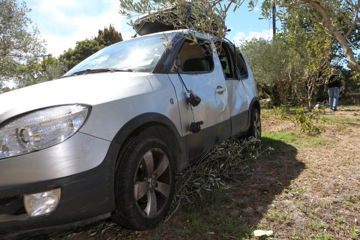 Αυτοκίνητο παρέσυρε και τραυμάτισε ένα ζευγάρι το οποίο συνόδευε το ανήλικο παιδί τους στην ΕΟ Θεσσαλονίκης - Πολυγύρου στην περιοχή της Θέρμης, Τετάρτη 11 Σεπτεμβρίου 2024. Από την παράσυρση οι δύο γονείς τραυματίστηκαν σοβαρά με αποτέλεσμα να μεταφερθούν με ασθενοφόρα του ΕΚΑΒ στο νοσοκομείο Παπαγεωργίου όπου και νοσηλεύονται σε σοβαρή κατάσταση στην ΜΕΘ. Το ανήλικο παιδί τραυματίστηκε ελαφρά και η ζωή του δεν διατρέχει κίνδυνο. (ΜΟΤΙΟΝΤΕΑΜ/ΜΠΑΡΜΠΑΡΟΥΣΗ ΣΩΤΗΡΗΣ)