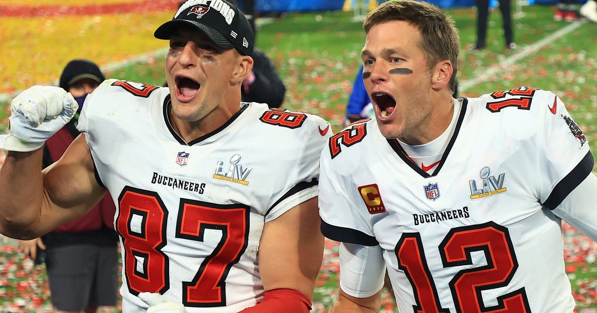NextImg:Rob Gronkowski Gives Old Pal Tom Brady An Honest Critique Of Broadcasting Debut