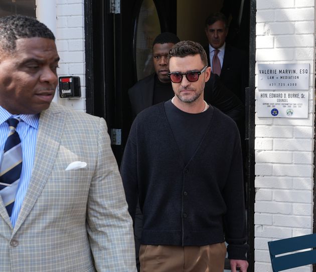 LONG ISLAND, NY - 13 ΣΕΠΤΕΜΒΡΙΟΥ: Ο Justin Timberlake φτάνει στο δικαστήριο στο Hamptons νωρίς το πρωί της Παρασκευής, όπου αναμένεται να δεχτεί μια συμφωνία που θα του επιτρέψει να αποφύγει τις κατηγορίες για οδήγηση υπό την επήρεια αλκοόλ στο Long Island, Νέα Υόρκη, Ηνωμένες Πολιτείες στις 13 Σεπτεμβρίου 2024. (Photo by Lokman Vural Elibol/Anadolu via Getty Images)