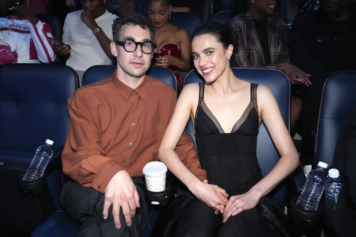 Jack Antonoff und seine Frau, die Schauspielerin Margaret Qualley, bei den MTV Video Music Awards 2024 am Mittwochabend in New York.