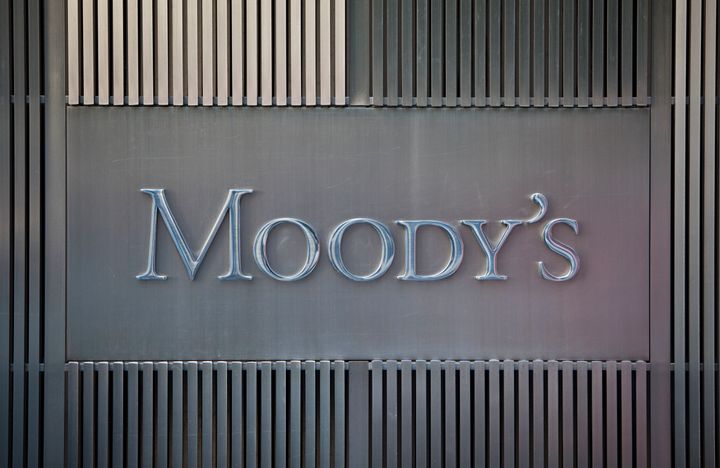 Το λογότυπο της Moody's Corporation φωτογραφίζεται στα κεντρικά γραφεία της εταιρείας στο Lower Manhattan της Νέας Υόρκης στις 9 Σεπτεμβρίου 2011. Η Moody's είναι ένας οργανισμός αξιολόγησης πιστοληπτικής ικανότητας για εμπορικούς και κυβερνητικούς φορείς. (Photo by Ramin Talaie/Corbis via Getty Images)