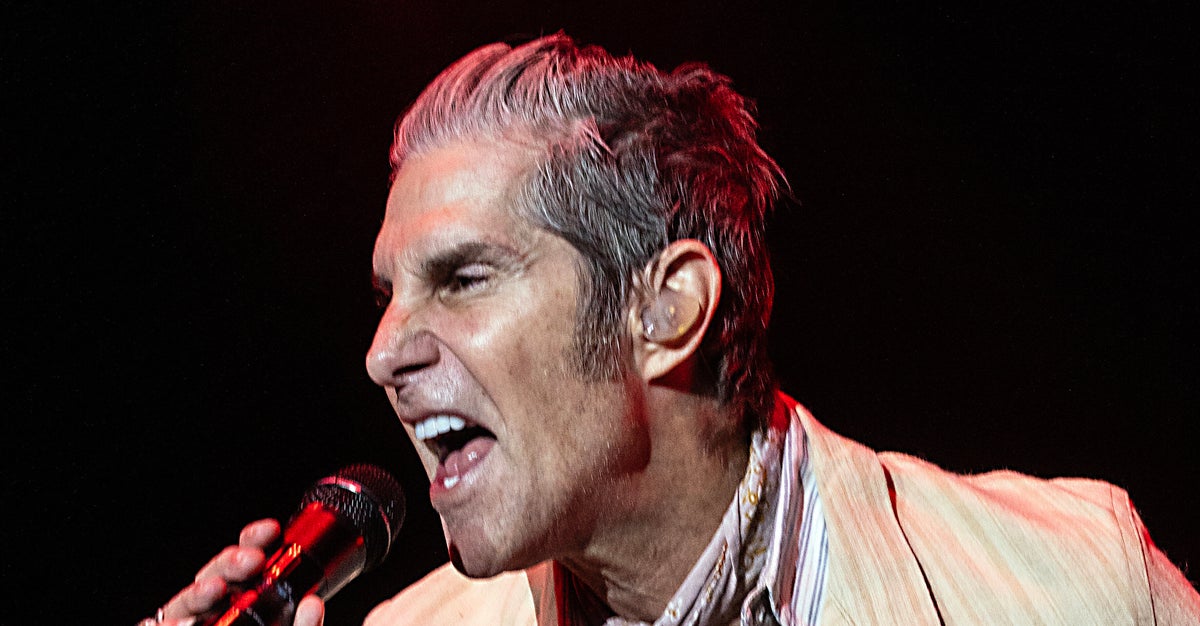 NextImg:Jane's Addiction Singer Perry Farrell Hurls Punch At Dave Navarro In Onstage Meltdown