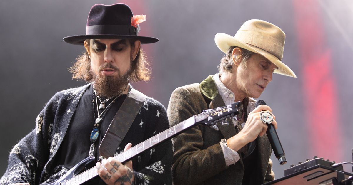 Jane's Addiction sincerely apologizes and cancels show after argument on stage