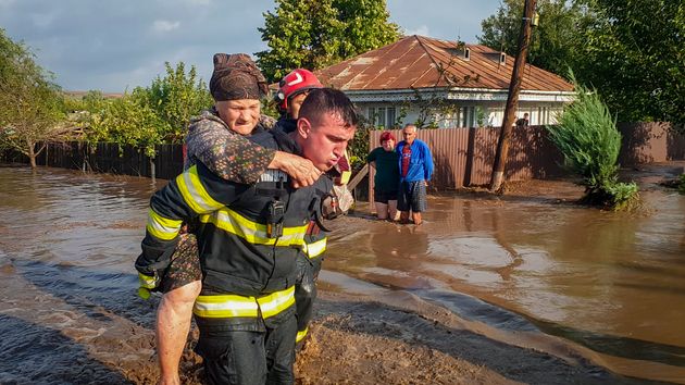 Πυροσβέστης μεταφέρει στην πλάτη ηλικιωμένη που είχε εγκλωβιστεί σε σπίτι στην περιοχή Γκαλάτι της Ρουμανίας (14 Σεπτεμβρίου 2024) 