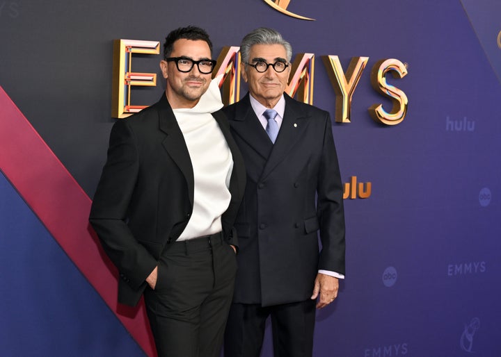 Daniel Levy dan Eugene Levy menjadi pembawa acara Primetime Emmy Awards ke-76 di LA.