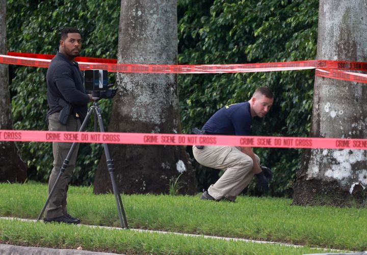 Polizeikräfte untersuchen die Gegend um den Trump International Golf Club nach einem offensichtlichen Attentat auf den ehemaligen Präsidenten Donald Trump am Sonntag.