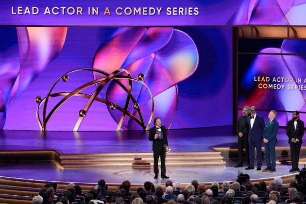 Ο Τζέρεμι Άλεν Γουάιτ με το βραβείο για την ερμηνεία του στο «The Bear», 76α Βραβεία Emmy, 15 Σεπτεμβρίου 2024.(AP Photo/Chris Pizzello)