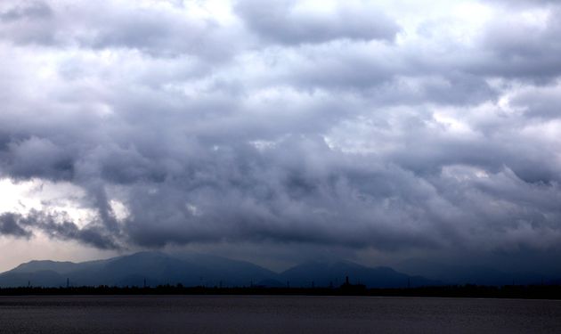 HANGZHOU, ΚΙΝΑ - 16 ΣΕΠΤΕΜΒΡΙΟΥ: Μαύρο σύννεφο αιωρείται πάνω από τον ποταμό Qiantang καθώς ο τυφώνας Bebinca πλησιάζει στις 16 Σεπτεμβρίου 2024 στο Hangzhou της επαρχίας Zhejiang της Κίνας. (Photo by VCG/VCG via Getty Images)