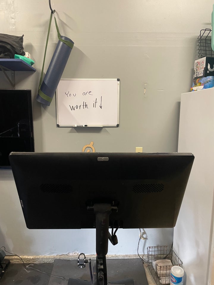 Trainingsstation in der Garage. Wo er vorher das Whiteboard zum Lesen benutzte, "Machen Sie es lohnenswert!" Der Ehemann der Autorin hat es gelöscht und neu geschrieben, um nun zu sagen: "Du hast es verdient!"