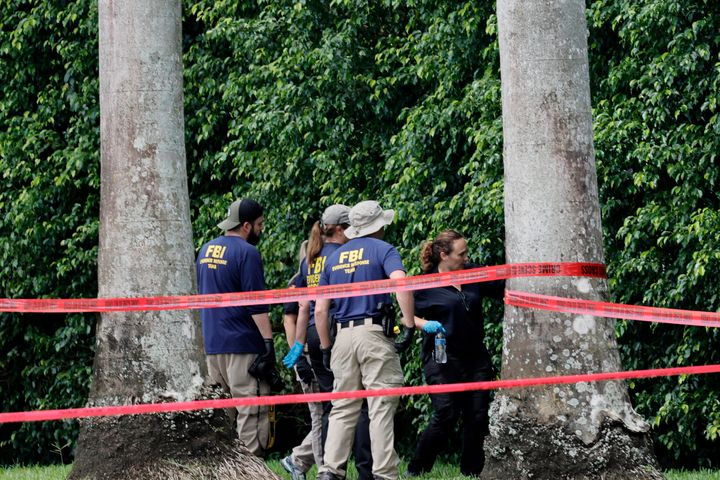 Investigadores del FBI en el Trump International Golf Club en West Palm Beach, Florida, revisan el área alrededor de donde fue visto un hombre armado.