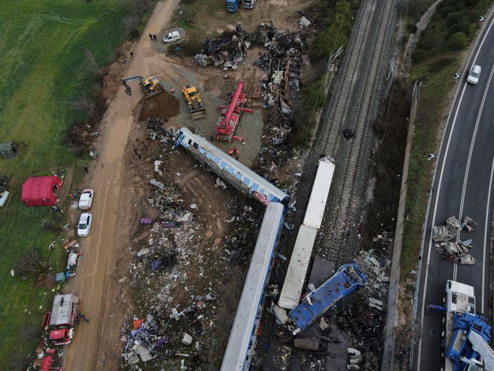 Οι 5 από τους 30 φαίνεται να αντιλήφθηκαν τις φλόγες που έπεσαν πάνω τους και ύψωσαν τα χέρια για να προστατευτούν.