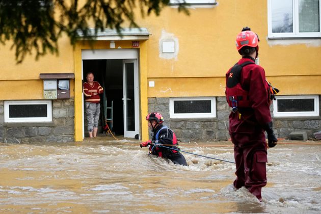 Ένας κάτοικος περιμένει να διασωθεί από το πλημμυρισμένο σπίτι του στο Jesenik της Τσεχίας, Κυριακή, 15 Σεπτεμβρίου 2024.