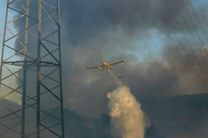 Πυροσβεστικά αεροπλάνα ρίχνουν νερό σε φωτιά που καίει στο Sever do Vouga, μια πόλη στη βόρεια Πορτογαλία που έχει περικυκλωθεί από δασικές πυρκαγιές, Δευτέρα, 16 Σεπτεμβρίου 2024.