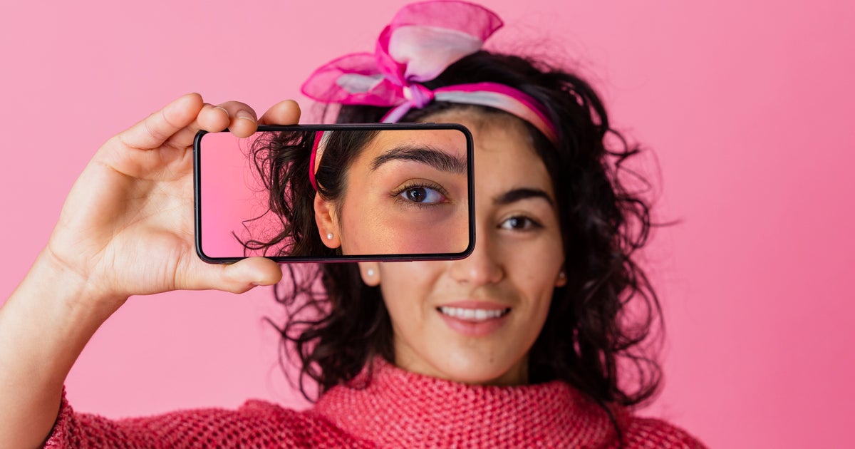 NextImg:Hate How You Look In Pictures? You Need To Hear This Dermatologist’s Viral Advice.