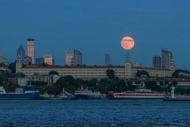 Η πανέμορφη Κωνσταντινούπολη υπό το φως του υπέροχου φεγγαριού.