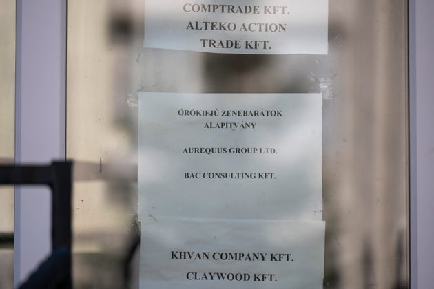 Χαρτί με ονόματα εταιρειών στο παράθυρο κτιρίου στη Βουδαπέστη όπου εδρεύει η εταιρεία που φέρεται να κατασκεύασε τους βομβητές 