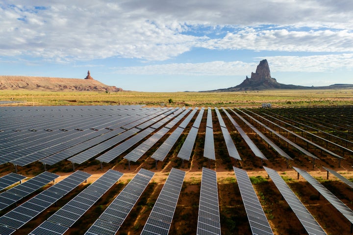 Auf einem Luftbild ist das Solarkraftwerk Kayenta am 23. Juni 2024 in Kayenta, Arizona, zu sehen. Die Entscheidung der Federal Reserve vom Mittwoch, mit der Senkung der Zinssätze zu beginnen, könnte Investitionen in grüne Energien wie Solarenergie ankurbeln.