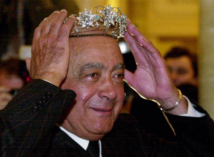 Ο Mohamed Al Fayed ιδιοκτήτης του πολυκαταστήματος Harrods, στο Λονδίνο, δοκιμάζει μια τιάρα κατά την έναρξη των εκπτώσεων του Ιανουαρίου 3 Ιανουαρίου 2001