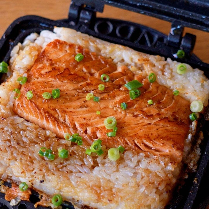 【サケ、まだそのまま焼いてるの?】アレに漬けるだけで100倍旨くなる!ふっくら仕上がる、サケの人気レシピ3選 | ハフポスト LIFE