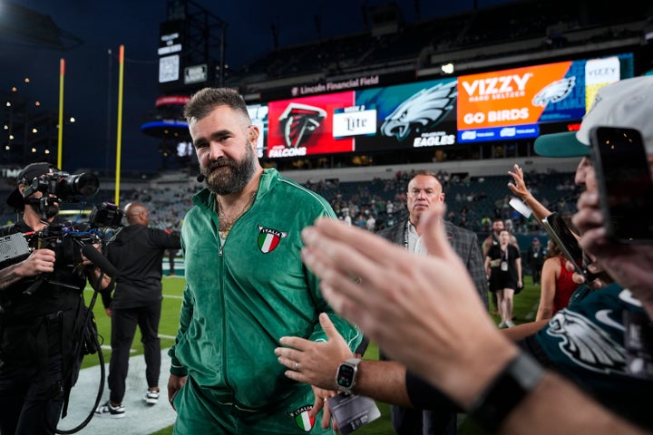 Jason Kelce wird fotografiert, wie er am Montag, dem 16. September 2024, in Philadelphia bei einem NFL-Spiel an Fans vorbeigeht.