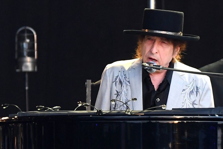Bob Dylan se apresenta em um show duplo com Neil Young em 2019 em Londres.
