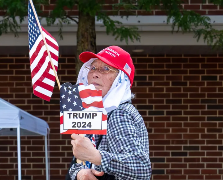 トランプ氏の選挙集会に参加するため、待っている人＝2024年7月31日、ペンシルベニア州ハリスバーグ