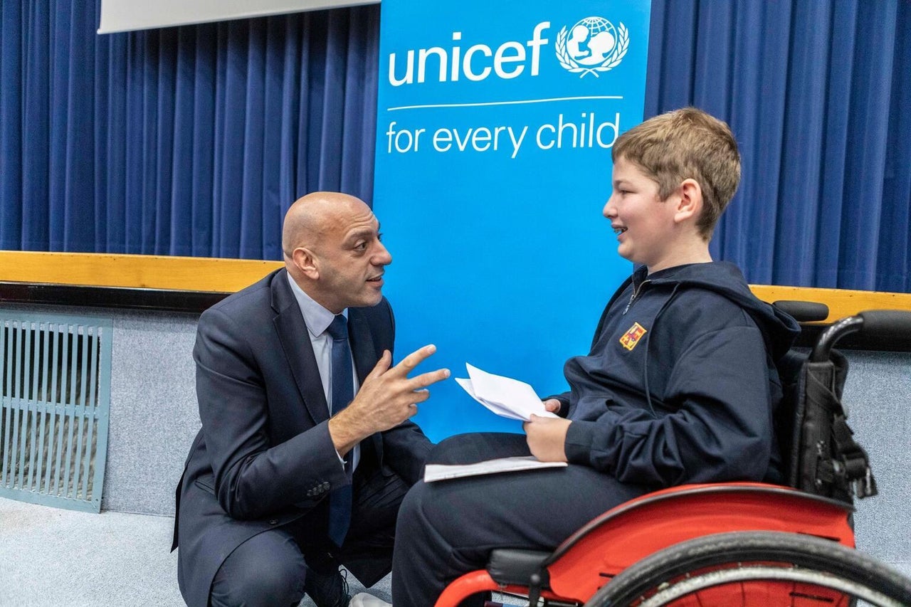 Υouth Ambassador της UNICEF Παναγιώτης Ράπτης συνομιλεί με τον Διπλωματικό Εκπρόσωπο της UNICEF Γασάν Χαλίλ κατά την διάρκεια εκδήλωσης στο Κολλέγιο Αθηνών.(8 Δεκεμβρίου 2023)