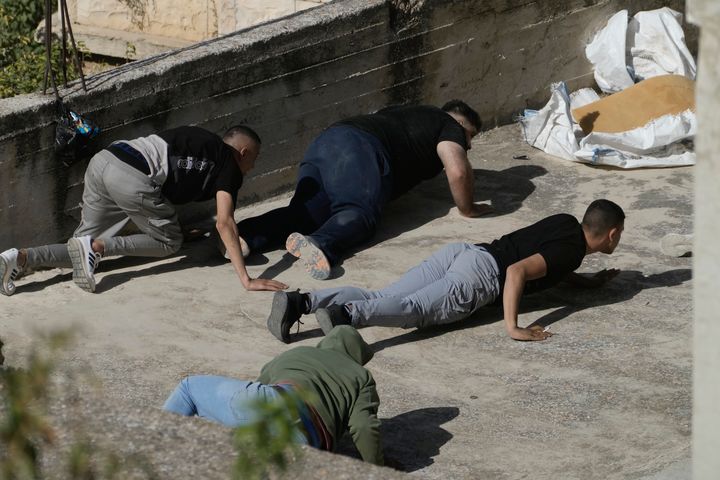 Παλαιστίνιοι σκύβουν για να καλυφθούν καθώς ο ισραηλινός στρατός εισβάλλει στην πόλη Qabatiya της βόρειας Δυτικής Όχθης την Πέμπτη 19 Σεπτεμβρίου 2024.