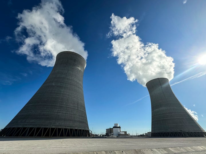 Die Kühltürme drei und vier sind in der Kernreaktoranlage des Alvin W. Vogtle Electric Power Plant in Georgia zu sehen, wo die Vereinigten Staaten zuvor den Bau ihrer einzigen beiden neuen Reaktoren von Grund auf abgeschlossen haben – zwei Westinghouse AP-1000-Reaktoren Jahr.