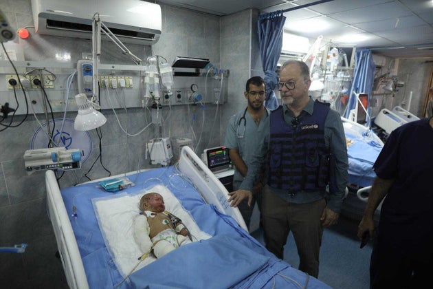 ガザ北部の病院を訪問したユニセフのチャイバン事務局次長は、ガンやその他の重い病気に苦しみ、緊急にガザ地区外への医療搬送が必要とされる6人の子どもに会った（ガザ地区、2024年9月17日撮影）(c)UNICEF/UNI646119/