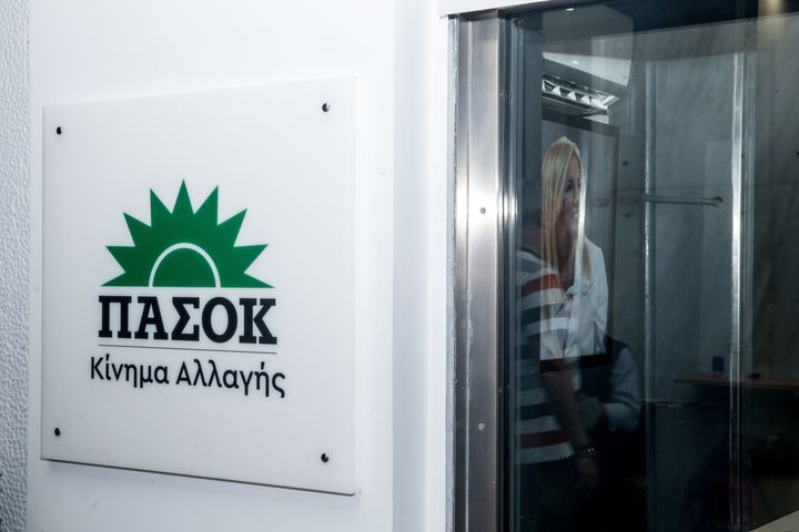 Οπαδοί του ΠΑΣΟΚ έξω από τα κεντρικά γραφεία μετά τα αποτελέσματα των βουλευτικών εκλογών, στις 25 Ιουνίου 2023 (Photo by Konstantinos Zilos/NurPhoto via Getty Images)