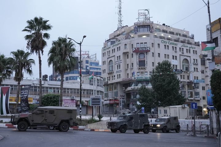 ΡΑΜΑΛΛΑ, ΔΥΤΙΚΗ ΤΡΑΠΕΖΑ - 22 ΣΕΠΤΕΜΒΡΙΟΥ: Ισραηλινοί στρατιώτες κλείνουν το γραφείο της τηλεόρασης Al Jazeera στη Ραμάλα της Δυτικής Όχθης στις 22 Σεπτεμβρίου 2024. Στην είδηση που μεταδόθηκε από την τηλεόραση του Al Jazeera, αναφέρθηκε ότι "βαριά οπλισμένοι ισραηλινοί στρατιώτες έκλεισαν το γραφείο της τηλεόρασης στη Ραμάλα για 45 ημέρες με στρατιωτική διαταγή". (Φωτογραφία: Issam Rimawi/Anadolu via Getty Images)