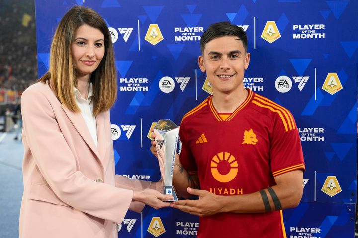 ΡΩΜΗ, ΙΤΑΛΙΑ - 19 ΜΑΪΟΥ: Ο παίκτης της AS Roma Paulo Dybala λαμβάνει το βραβείο του καλύτερου παίκτη του μήνα από την Ceo Lina Souloukou πριν από τον αγώνα Serie A TIM μεταξύ της AS Roma και της Genoa CFC στο Stadio Olimpico στις 19 Μαΐου 2024 στη Ρώμη, Ιταλία. (Photo by Luciano Rossi/AS Roma via Getty Images)