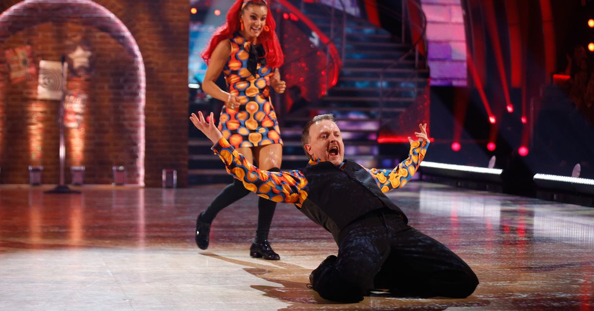 La actuación debut de Chris McCausland en Strictly es una cura infalible para la tristeza del lunes