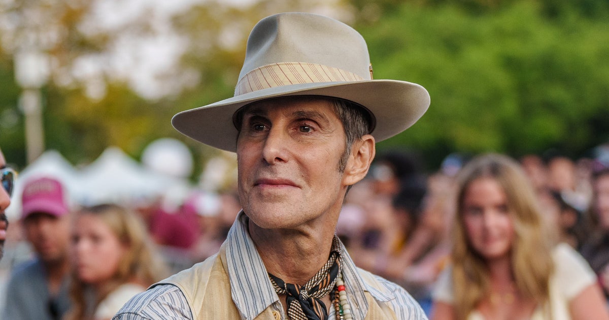 NextImg:Perry Farrell’s Wife Says He’s Seeking Medical Help Following Onstage ‘Outburst’