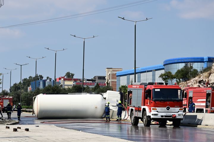 Aνατροπή βυτιοφόρου και διαρροή υγραερίου στη Λεωφόρο Σχιστού.