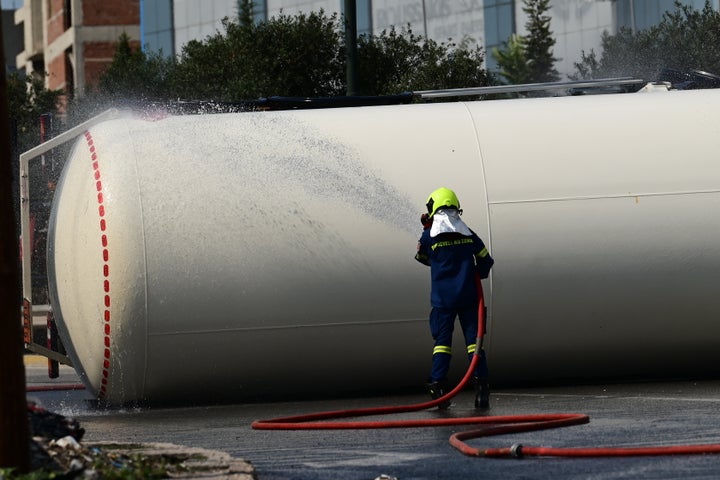 Aνατροπή βυτιοφόρου και διαρροή υγραερίου στη Λεωφόρο Σχιστού.