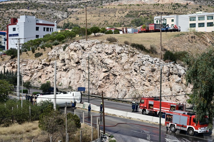 Ανατροπή βυτιοφόρου και διαρροή υγραερίου στη Λεωφόρο Σχιστού.